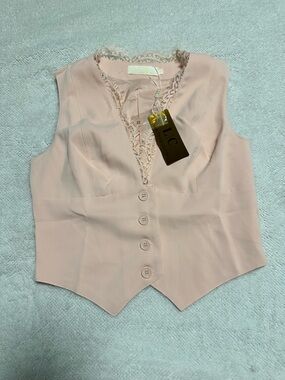 LC Lace-Trim Sleeveless Vest in Blush Pink